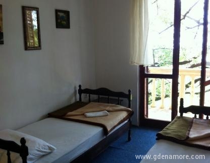 Izdajem sobe sa kupatilima, 6 eura, , ενοικιαζόμενα δωμάτια στο μέρος Risan, Montenegro - Dvokrvetna soba